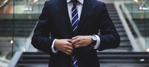 Fila del que podria ser un ex-polític plegant de la feina en una gran empresa (fotografia: Hunters Race per Unsplash).