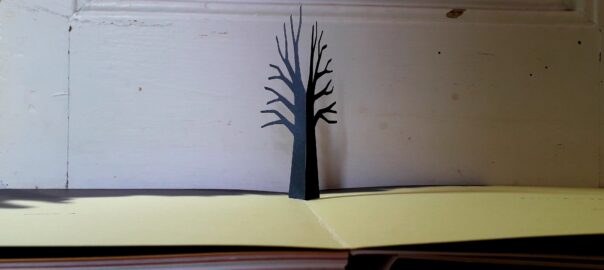 Una de les pàgines de 'Little tree' (2008) de Katsumi Komagata desplegades (fotografia de l’autora).