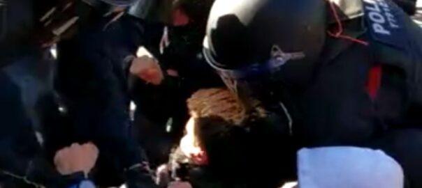 Moment que un grup d'agents antiavalots dels Mossos d'Esquadra desallotja Pol Vidal del tall de carretera