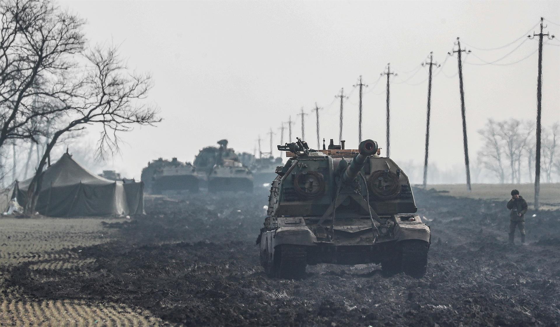 Tancs russos ahir a la regió russa de Rostov, veïna d'Ucraïna. Fotografia d'Iuri Kotxekov