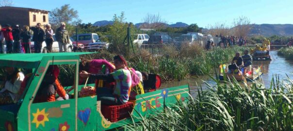 Baixada del riu del carnaval de Pego, un dels actes típics.
