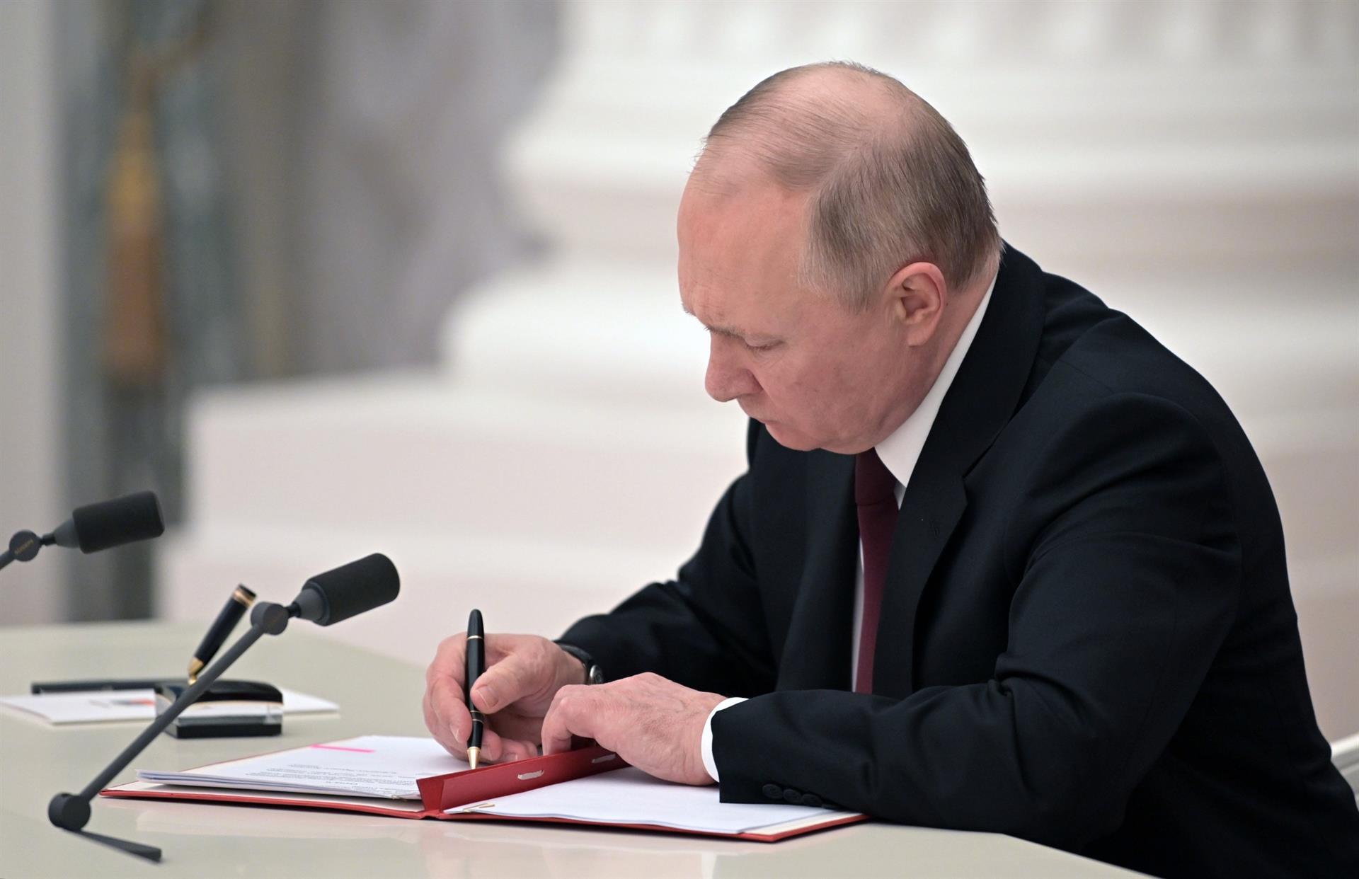 Vladimir Putin signa el decret que reconeix Luhansk i Donetsk (Fotografia d'Aleksei Nikolski)