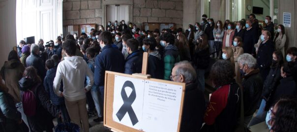 Estudiants de l'institut on estudia el fill d'un dels mariners morts guarden un minut de silenci. Fotografia de Salvador Sas
