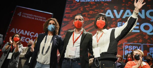 La ministra de Ciència del govern espanyol, Diana Morant, el batlle de Mislata, Carlos Fernández Bielsa, i l'ex-secretària provincial i diputada autonòmica, Mercedes Caballero | Fotografia: Europa Press