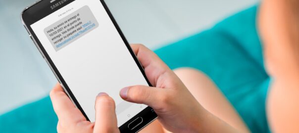 L''smishing' és una mena d'estafa en què s'envia un missatge SMS suplantant la identitat d'una entitat en qui la víctima confia per a aconseguir-ne les dades personals i bancàries