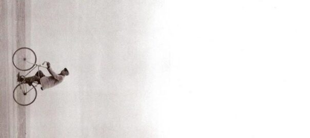 Henry Miller i la bicicleta que cuidava com si fos un Rolls Royce —la disposició de la fotografia és cosa meva: me l’he volgut imaginar anant costa amunt mentre pedalava l’escriure