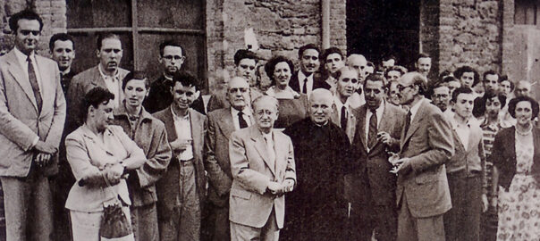 Jurat, premiats, i acompanyants, davant la fonda Ca la Filomena, a la sortida del dinar i la sobretaula del concurs de Cantonigròs, el 1951. D'esquerra a dreta, primer rengle: Maria Aurèlia Capmany, Núria Picas, Antoni Pous, Miquel Llor, Carles Riba, Mn. Feliu Vila, Marià Manent, Ferran Canyameras, Clementina Arderiu, Joan Cortès i Vidal, (?), Pere Campalans, Núria Montaner, (?). Segon rengle: Jordi Sarsanedas, Mn. Josep Serra i Janer, Joan Triadú, Mn. Joan Farràs, Segimon Serrallonga, Elena Blanco, Joan Barat, Antoni Comas, Jaume Bofill i Ferro, i algunes persones més a qui no es veu la cara. A la porta, Josep Sadurní, de Ca la Filomena, Maria Àngels Anglada, (?), Maria Pallàs i Piñol, Màrio Anglada.