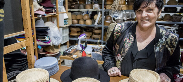 Núria Arnau, propietària de la botiga, al taller de confecció dels barrets.