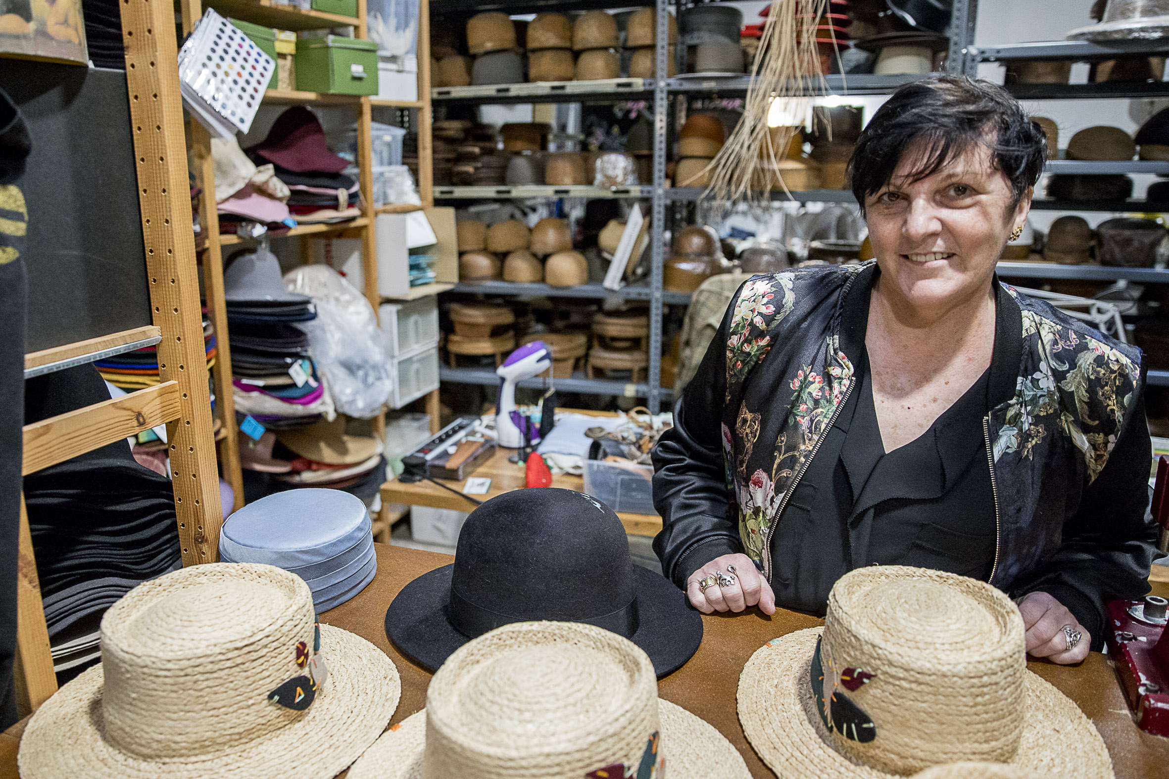 Núria Arnau, propietària de la botiga, al taller de confecció dels barrets.