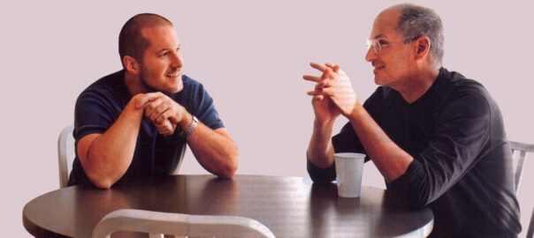 El dissenyador Jony Ive (esquerra) va dur massa a l'extrem el disseny minimalista de l'Apple de després de la mort de Steve Jobs (dreta).