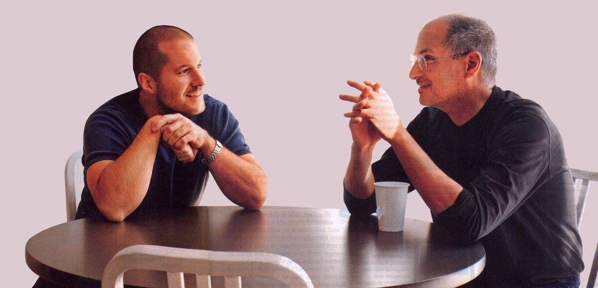 El dissenyador Jony Ive (esquerra) va dur massa a l'extrem el disseny minimalista de l'Apple de després de la mort de Steve Jobs (dreta).