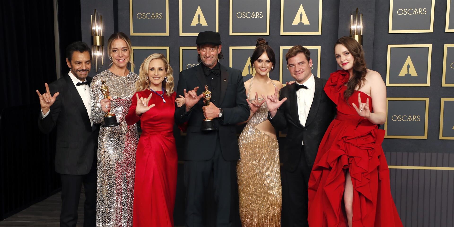 Derbez, Sian Heder, Marlee Matlin, Troy Kotsur, Emilia Jones, Daniel Durant, i Amy Forsyth, amb l'Oscar per a millor pel·lícula per 'Coda'