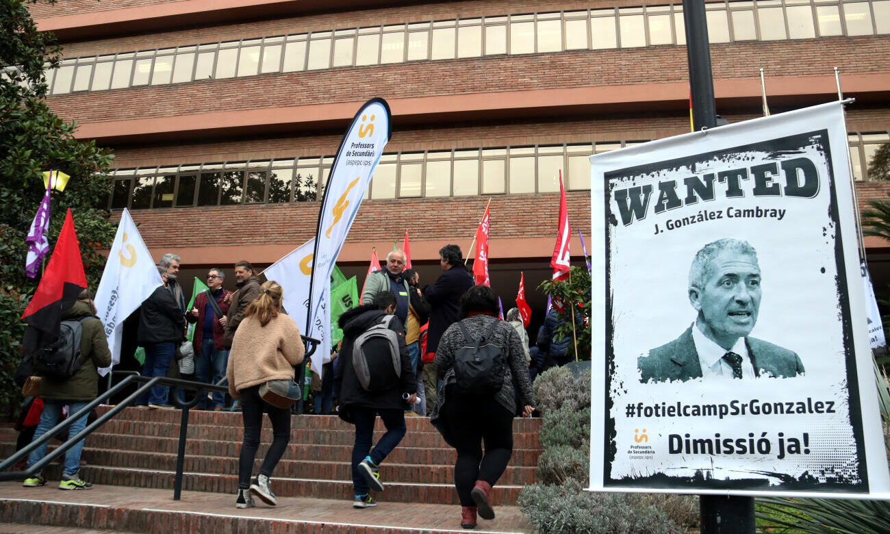 Concentració dels sindicats educatius a les portes del Departament d'Educació, amb una pancarta demanant la dimissió del conseller.