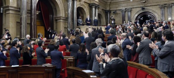 El ple del Parlament de Catalunya aplaudeix el consol d'Ucraïna