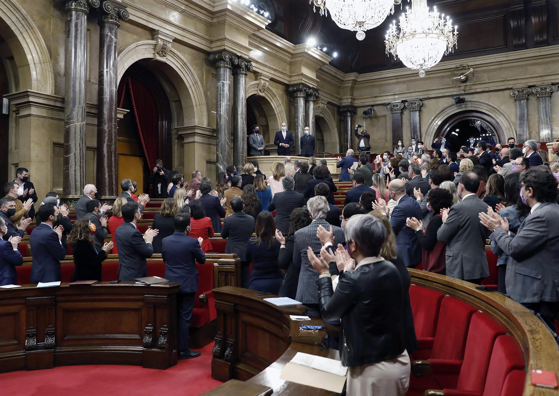 El ple del Parlament de Catalunya aplaudeix el consol d'Ucraïna