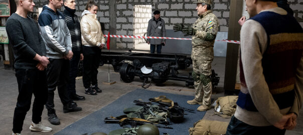 Una civil ucraïnesa entrena amb un fusell a Odessa (fotografia d'Alfons Cabrera)