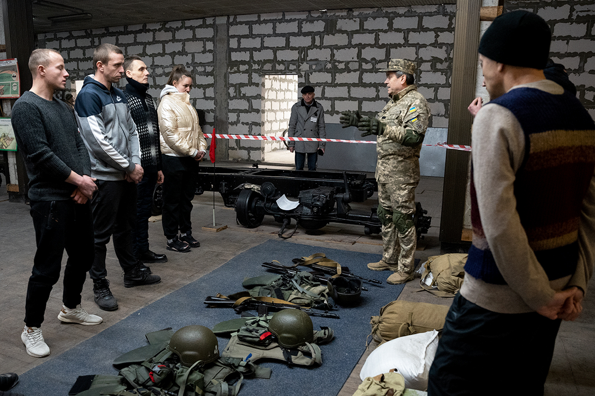 Una civil ucraïnesa entrena amb un fusell a Odessa (fotografia d'Alfons Cabrera)