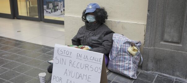 Un ninot de la falla Arrancapins que simula una persona sense llar