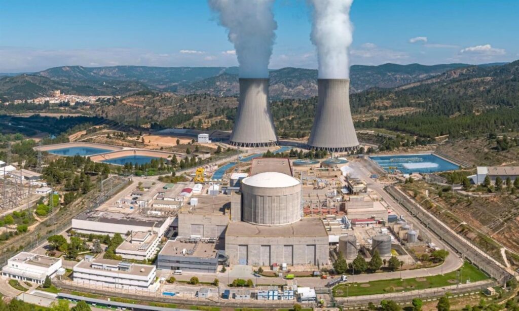 Una protesta de Tanquem Cofrents denuncia que l’energia nuclear és “prehistòrica”