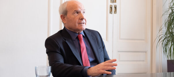 El president Montilla, ahir, a l'oficina d'ex-president que té a Barcelona (fotografia: Adiva Koenigsberg).