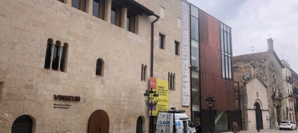 El nou VINSEUM, entre el palau reial i la capella de Sant Pelegrí.