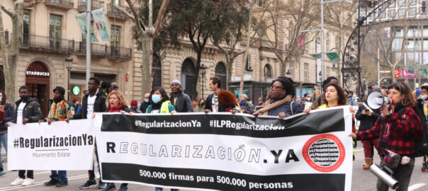 Imatge d'arxiu d'ns quants manifestants porten una pancarta que reclama la regularització dels immigrants