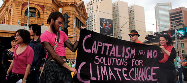 La Cimera de Copenhaguen, a Dinamarca, va registrar les majors manifestacions contra el canvi climàtic fins a aquell moment, protestes que es van reproduir també en altres llocs del planeta coincidint amb la celebració de la trobada. En la imatge, protestes a Melbourne (Austràlia), al desembre de 2009, mentre tenia lloc la Cimera de Copenhaguen./ Foto: John Englart