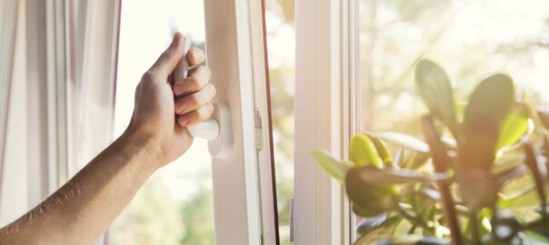 Ventilar adequadament i mantenir tancades finestres i portes ens pot ajudar a estalviar molt en calefacció i aire condicionat.