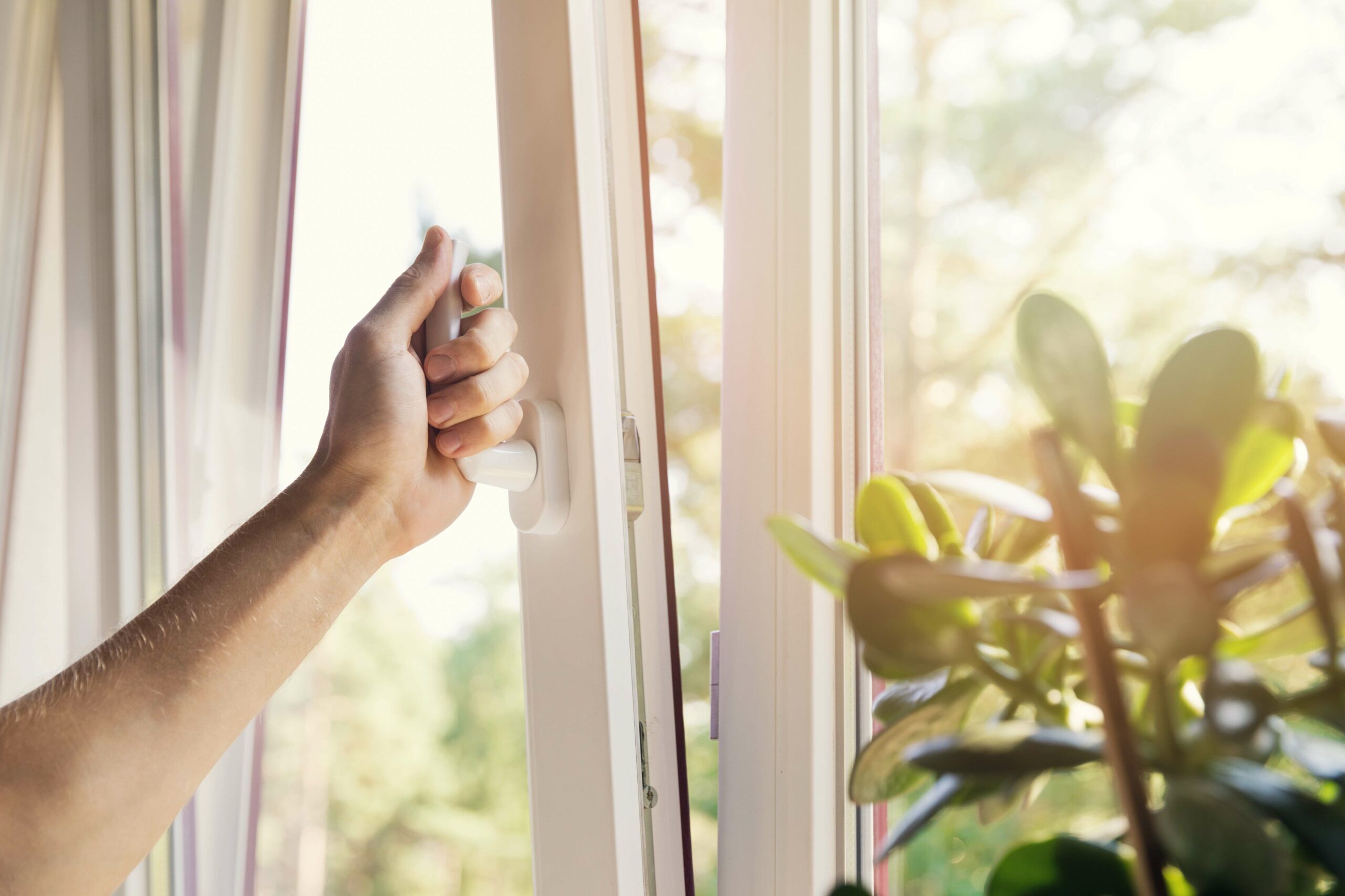 Ventilar adequadament i mantenir tancades finestres i portes ens pot ajudar a estalviar molt en calefacció i aire condicionat.