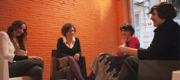 Blanca Llum Vidal, servidora, Imma Monsó i Marina Espasa parlant de llibres a les portes de la diada de Sant Jordi de 2012 (fotografia: Jordi Carreño).