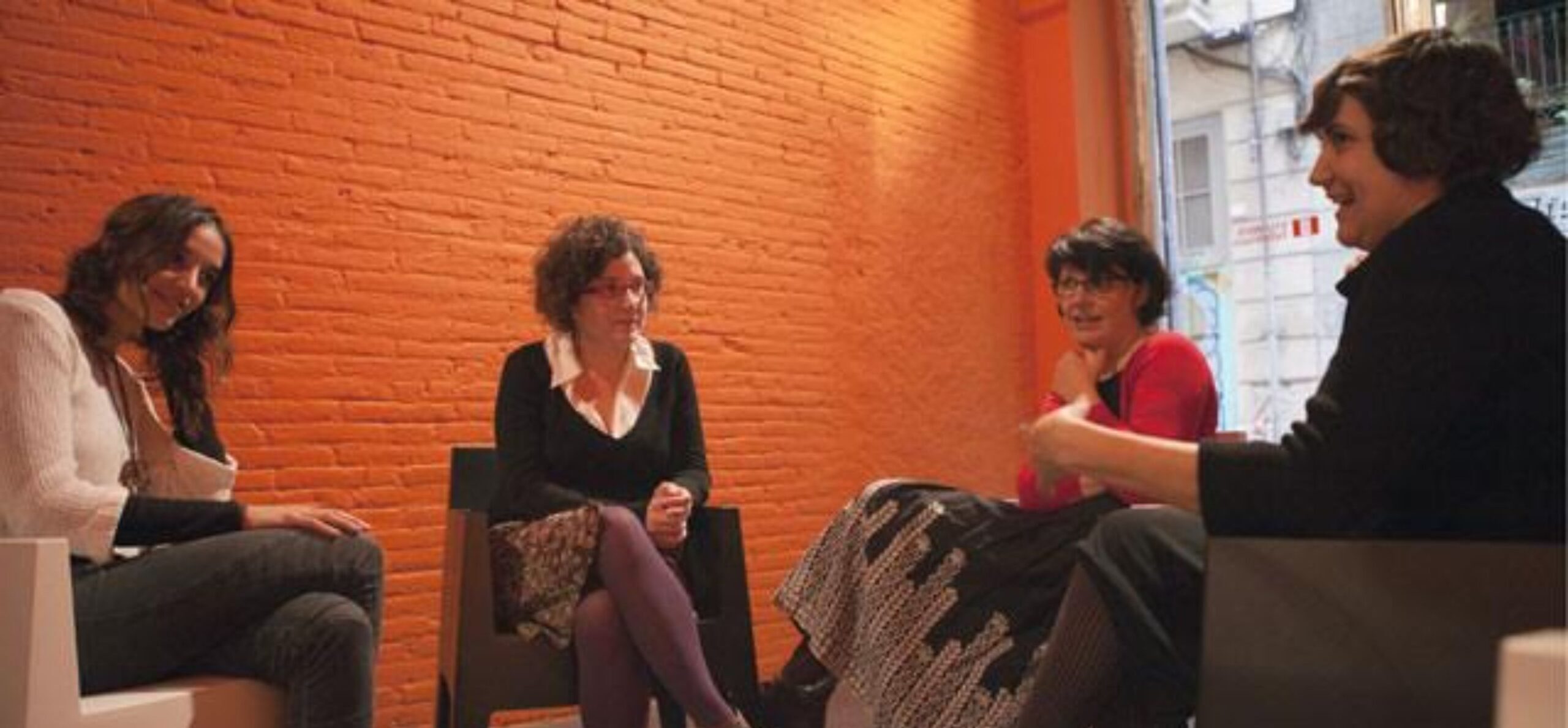 Blanca Llum Vidal, servidora, Imma Monsó i Marina Espasa parlant de llibres a les portes de la diada de Sant Jordi de 2012 (fotografia: Jordi Carreño).