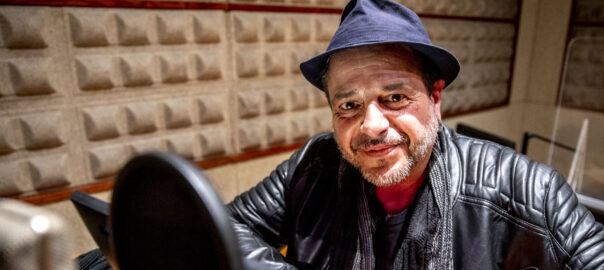 Roger Pera, en un dels estudis de doblatge de VSI Sonygraf (Barcelona).