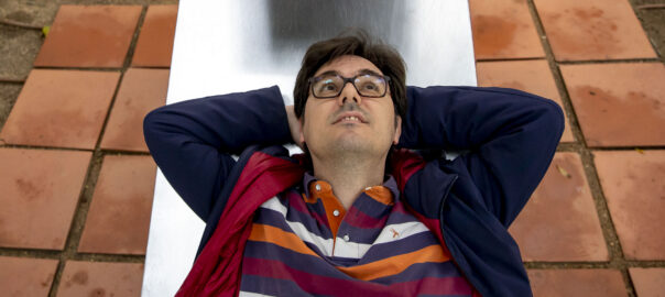 L'escriptor Melcior Comes, imaginant (fotografia: Albert Salamé).