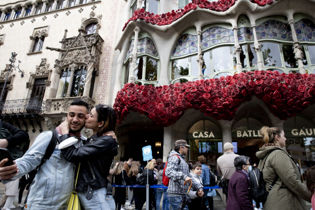 Un Sant Jordi sense la Rambla com a protagonista, prova de foc per a un nou model