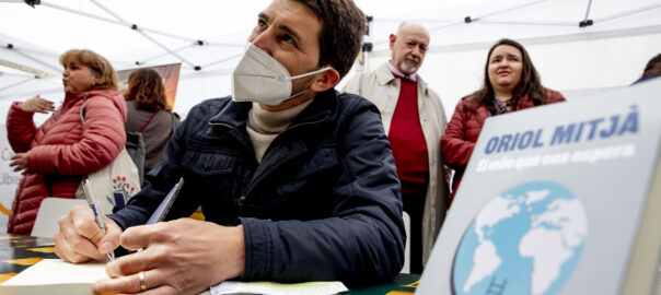 Mitjà creu que s'ha contagiat mentre signava llibres per Sant Jordi a causa de l'augment de la incidència