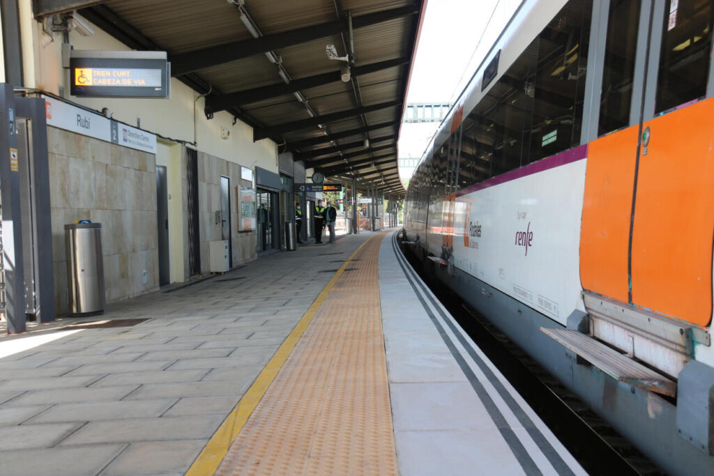 Descarrila sense ferits un tren de mercaderies a la línia R8 de Rodalia