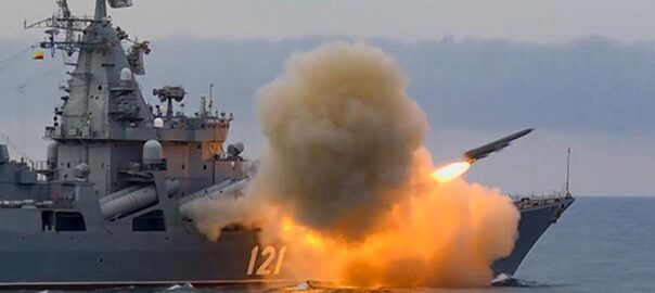 Una imatge d'arxiu del Moscou disparant un míssil