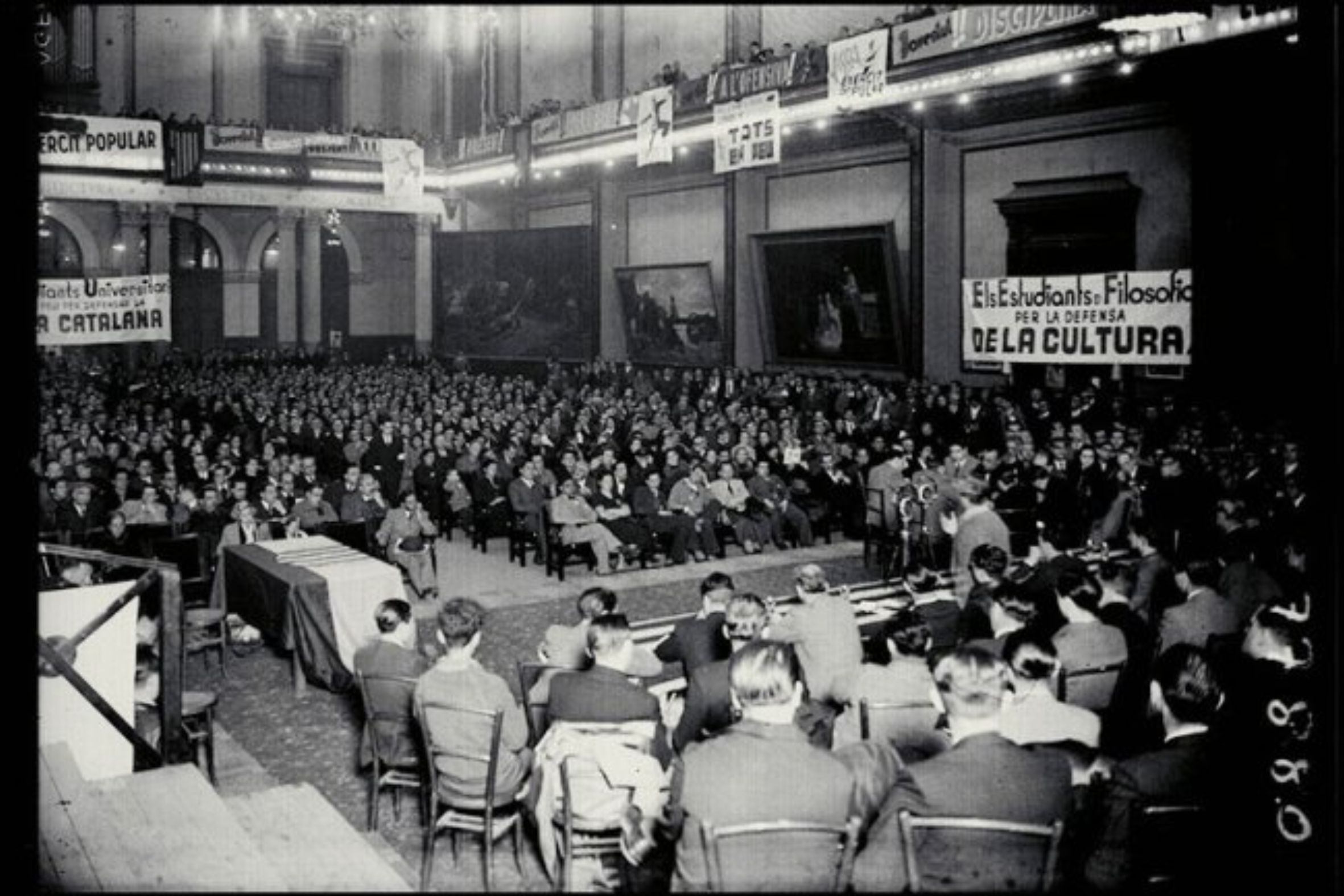 Acte d'intel·lectualitat adreçat a la joventut catalana, organitzat per la FNEC l'any 1937 (fotografia: Josep Maria Sagarra - Arxiu Nacional de Catalunya)