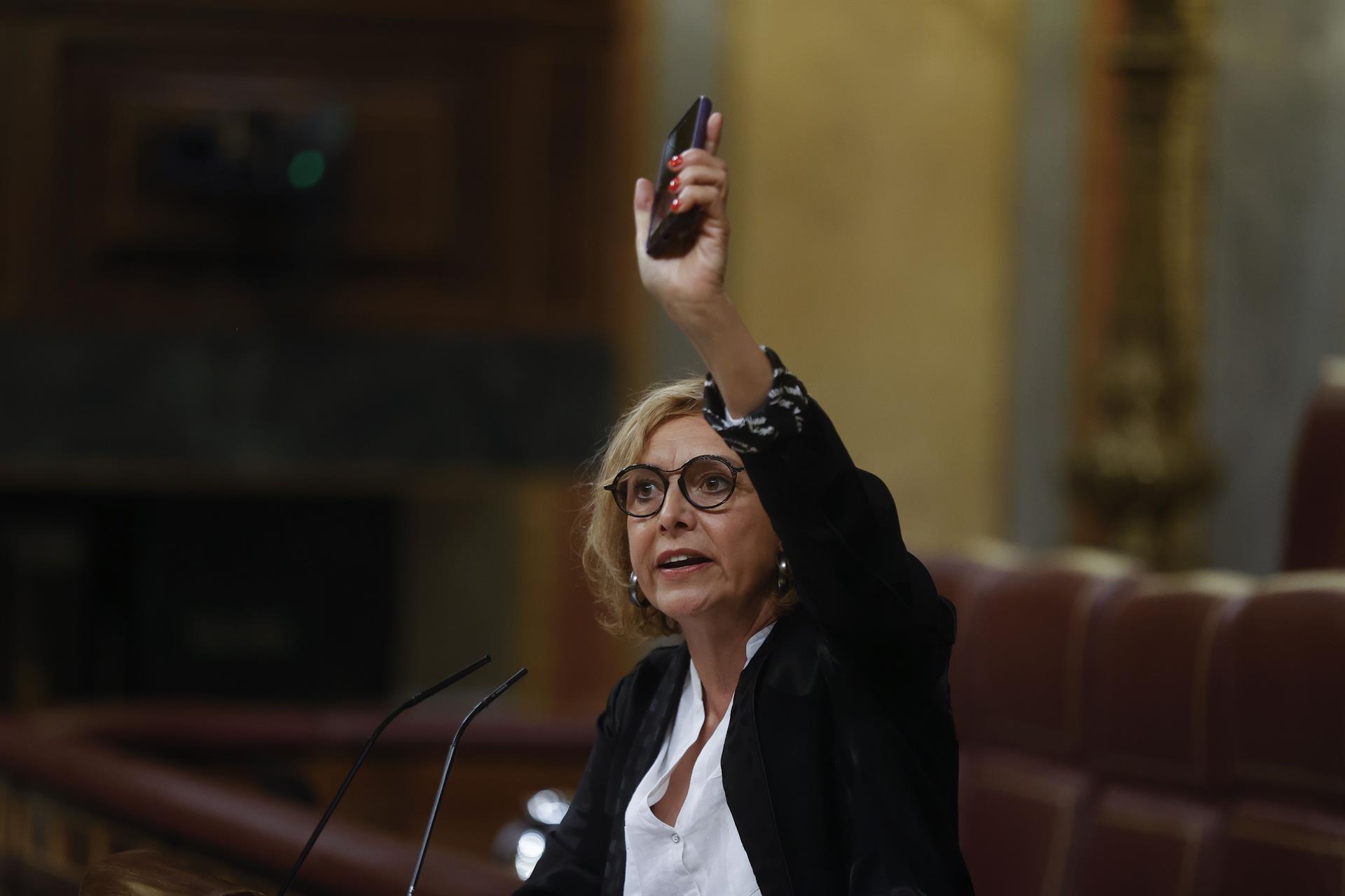 La diputada d'ERC Montse Bassa mostra el seu telèfon, parlant de l'espionatge, al congrés espanyol (fotografia: Juan Carlos Hidalgo).