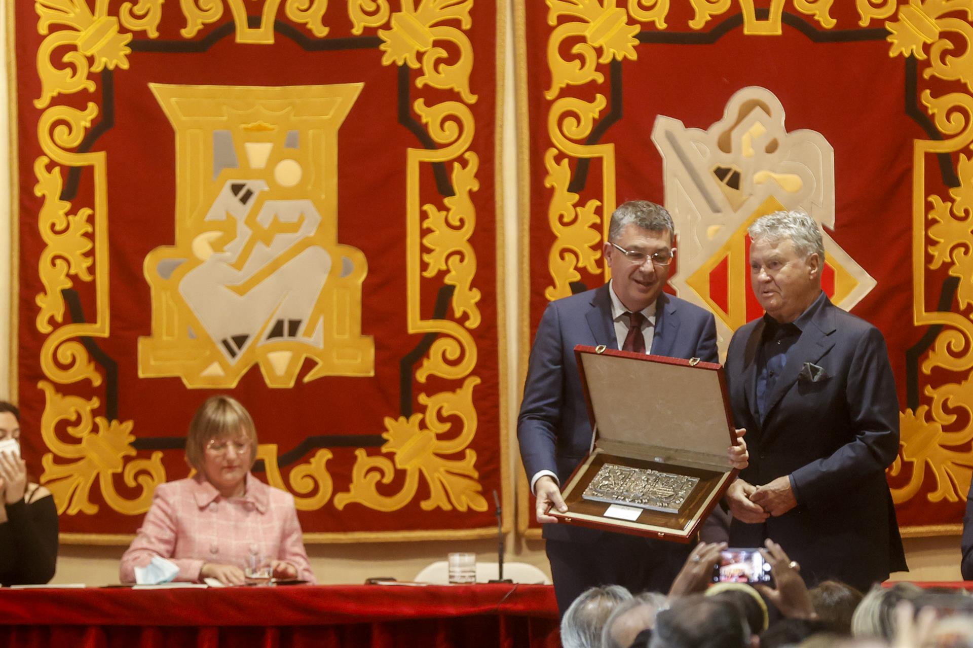 El president de les Corts, Enric Morera, lliurament la distinció per la lluita contra la xenofòbia a l'ex-entrenador del València CF, Guus Hiddink. Fotografia: EFE/Kai Försterling