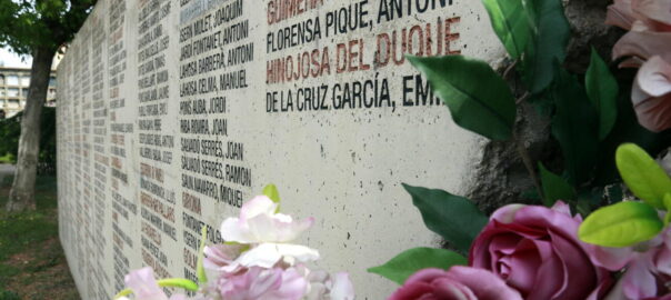 Flors i alguns dels noms que es poden veure al monument dedicat a les víctimes de la repressió franquista que es troba al cementiri de Lleida