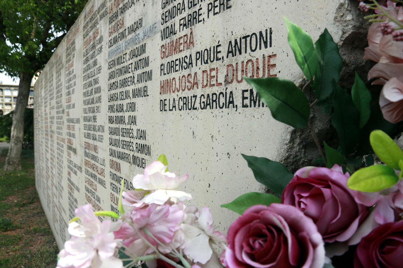 Flors i alguns dels noms que es poden veure al monument dedicat a les víctimes de la repressió franquista que es troba al cementiri de Lleida