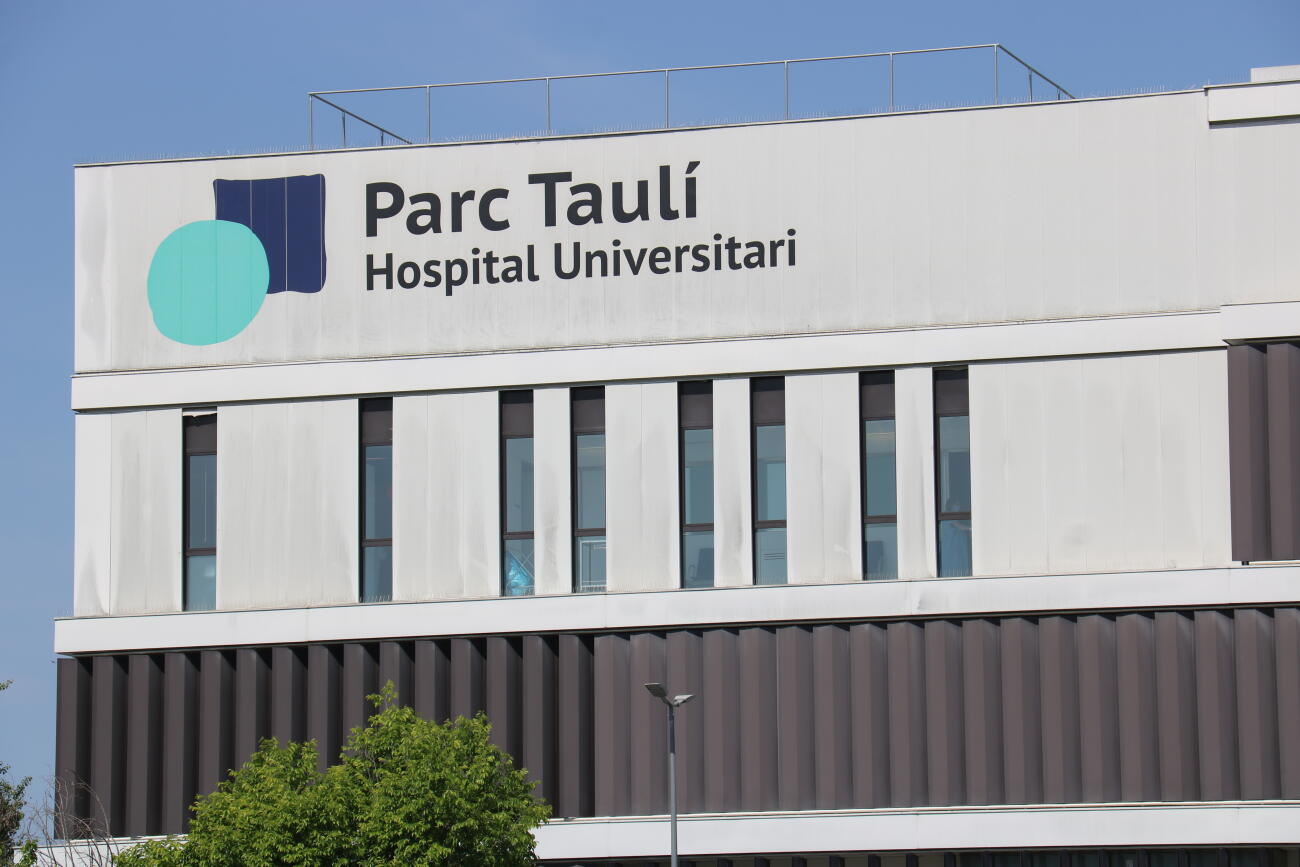Detall de la façana de l'hospital Parc Taulí de Sabadell.