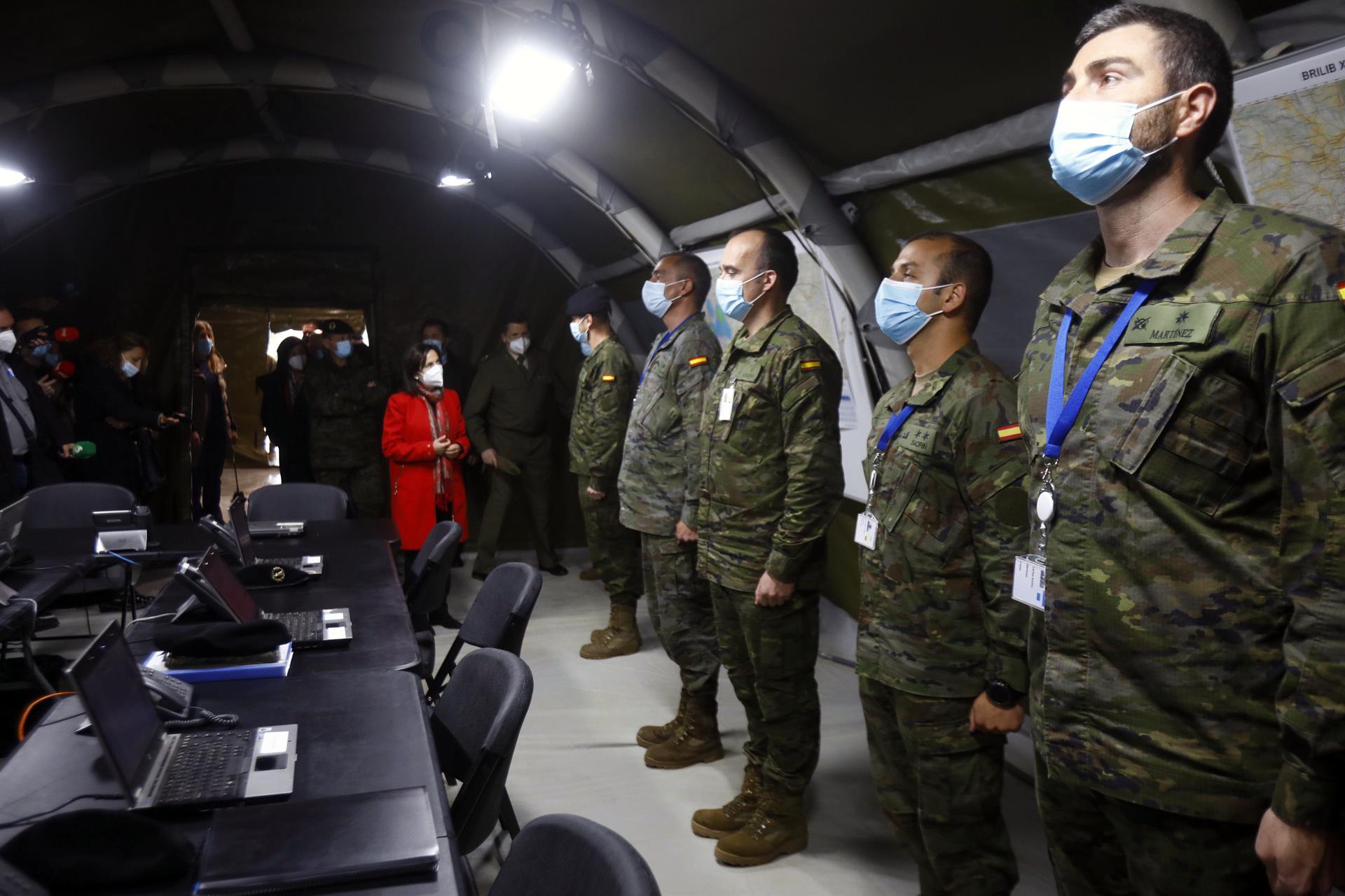 Margarita Robles visitant una unitat militar (fotografia: J. J. Guillén).