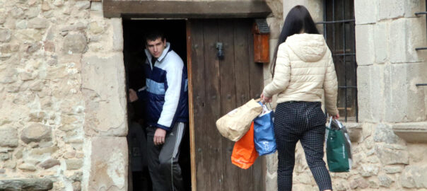 Dos ucraïnesos que viuen a Osona entren a una casa amb bosses