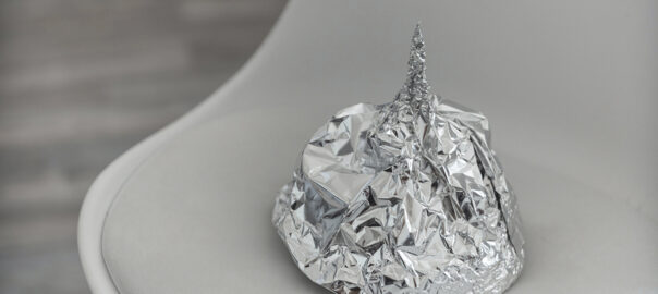 Barret de paper de plata per a protegir-se de les freqüències malignes del 5G (fotografia: Tom Radetzki / Unsplash).