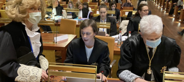 Els fiscals Consuelo Madrigal i Fidel Cadena amb l'advocada de l'estat espanyol, Andrea Gavela.