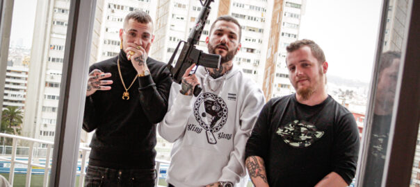 Yung Mare, amb un subfusell de joguina, amb Good Jan a l'esquerra i Monra Straps a la dreta.