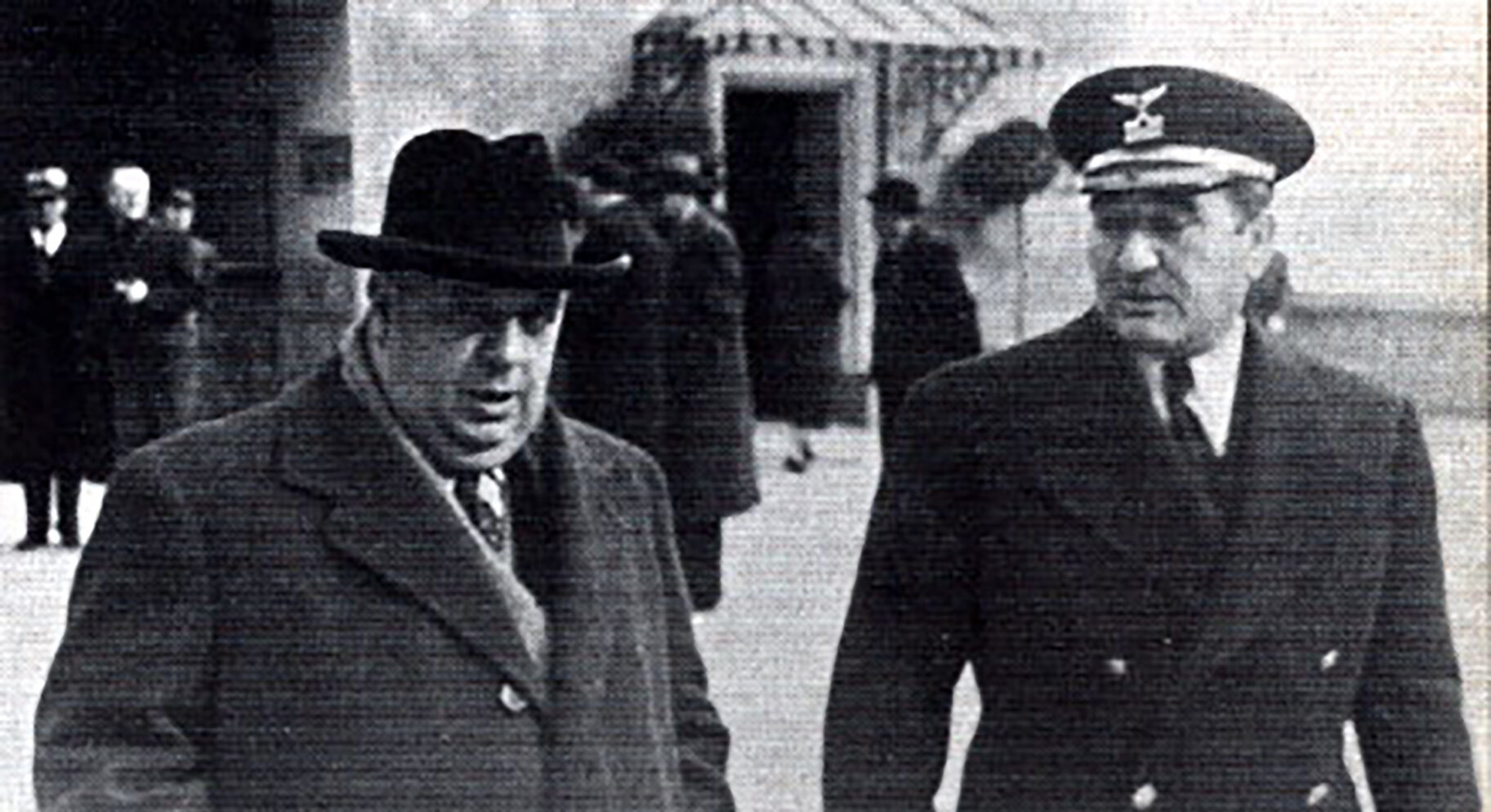 Indaleco Prieto, ministre de la Guerra, i el capità Alberto Bayo.