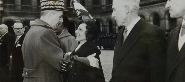 El general de Gaulle saluda Virtudes Cuevas en un acte oficial (fotografia: fons Virtudes Cuevas).